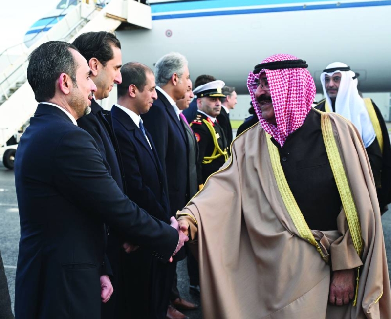 


سموه مصافحاً أحد مستقبليه 