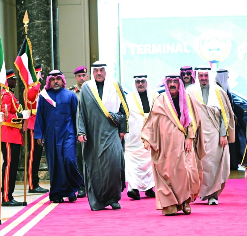 


صاحب السمو مغادرا أرض الوطن وفي وداعه نائب الأمير ولي العهد ورئيس الوزراء 