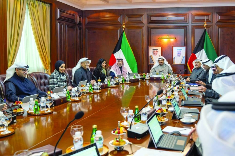 العبدالله مترئساً اجتماع مجلس الوزراء في قاعة الاجتماعات بالمطار الأميري 