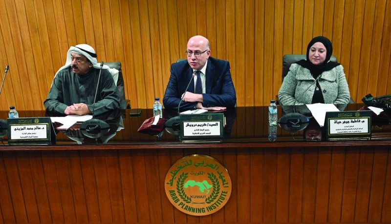 المتحدثون في الندوة (تصوير نايف العقلة)