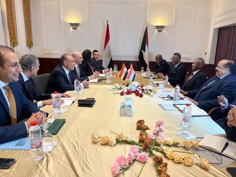 عبدالعاطي والشريف خلال اجتماعهما في بورتسودان