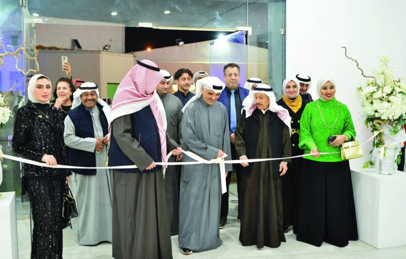 


سلمان والشطي خلال قص شريط الافتتاح 	(تصوير سعود سالم) 