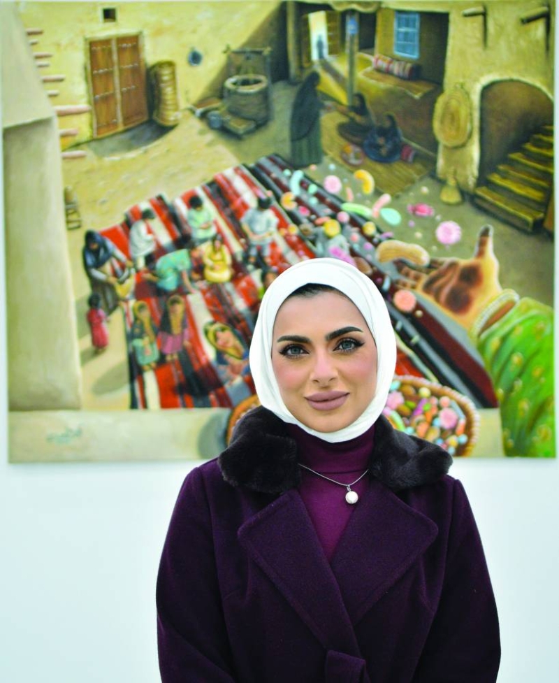 آثار الأنصاري أمام لوحتها 