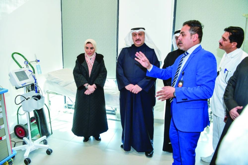 


العوضي والحويلة خلال الجولة في الغرف العلاجية 