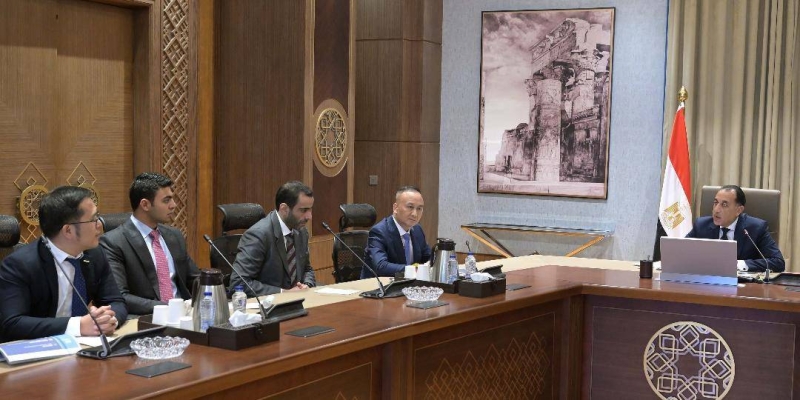 رئيس الوزراء المصري خلال لقائه فهد الغانم وسونج جيم 