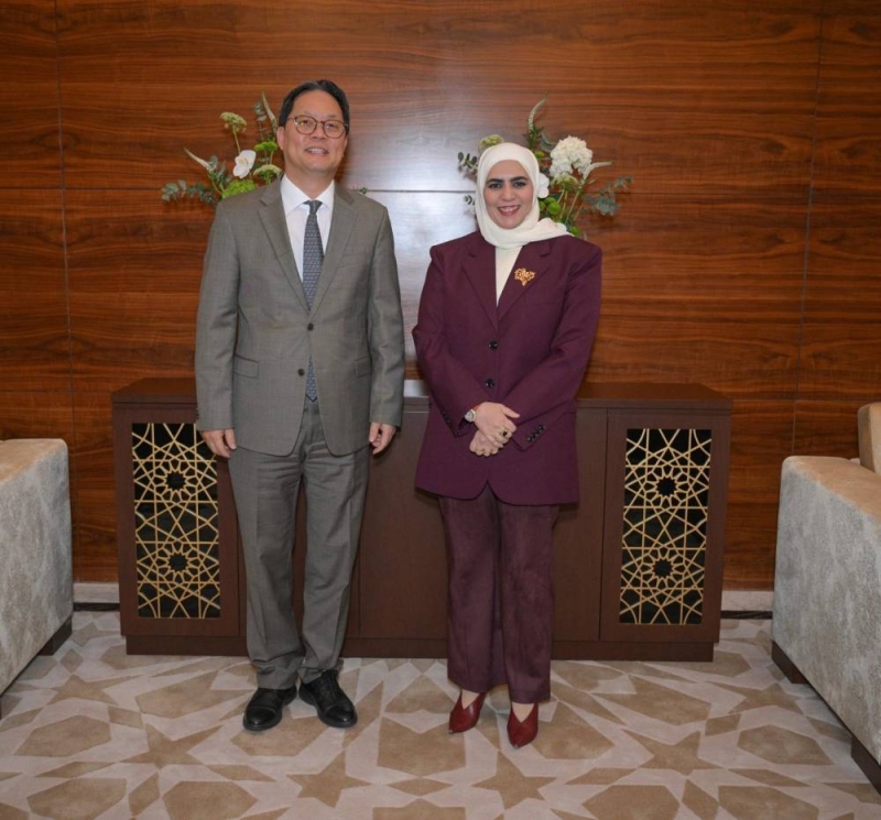 ... ومع سفير كوريا الجنوبية تشونغ سوك بارك