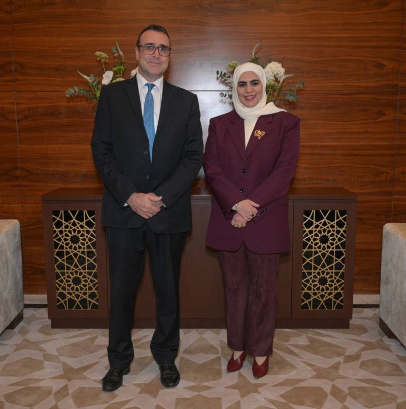 ... مع نائب السفير البريطاني ستيوارت سمرز