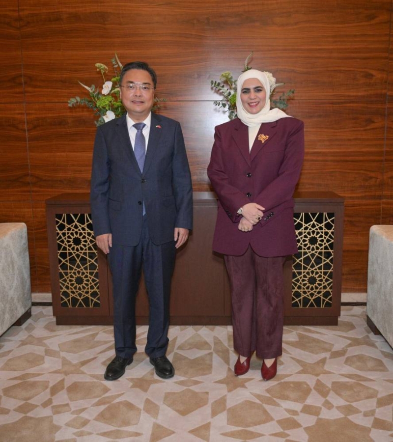 ... ومع السفير الصيني تشانغ جيناوي