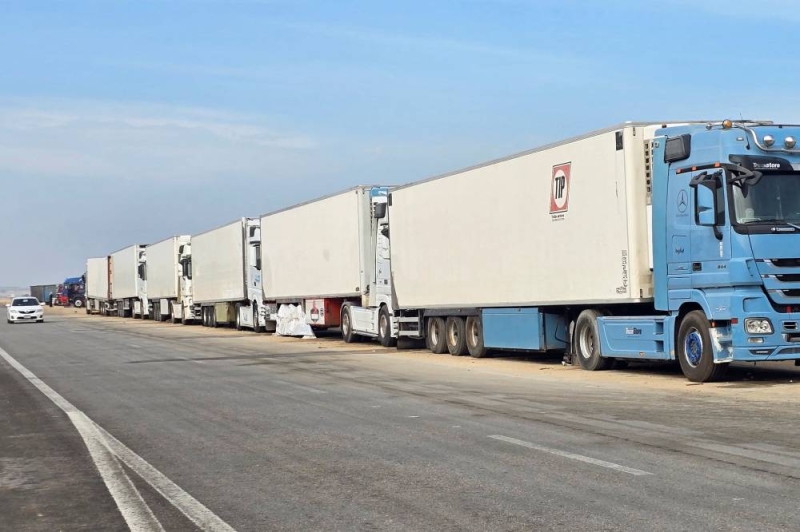 شاحنات تحمل مساعدات قرب معبر رفح في انتظار العبور إلى غزة (رويترز)