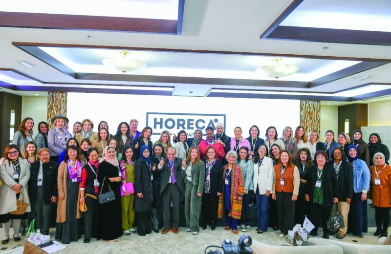 عضوات «المرأة الدولية» يتوسطن المشاركات في المعرض 