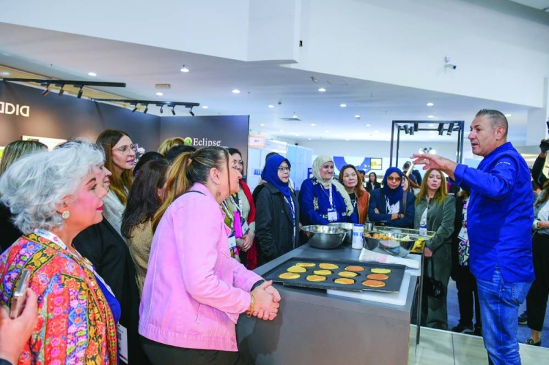 شرح لطريقة تحضير المأكولات خلال الجولة بالمعرض 