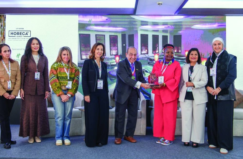 تقديم هدية تذكارية خلال الزيارة 