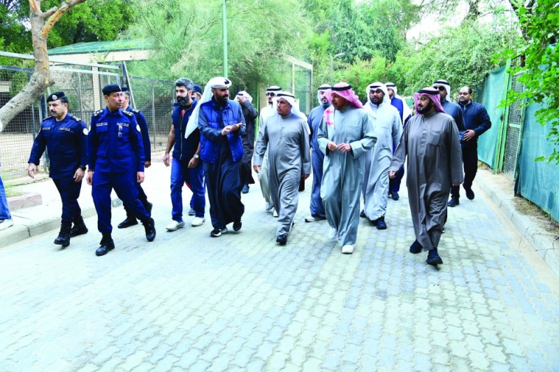 


المحافظ ومرافقوه في جولة داخل الحديقة 