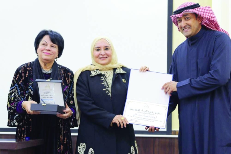 


سعد الأحمد مكرماً جميلة علي والبقصمي	  (تصوير نايف العقلة) 