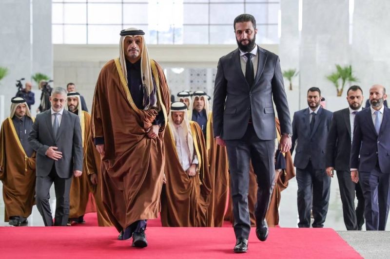 الشرع مستقبلاً محمد بن عبدالرحمن في دمشق (أ ف ب) 