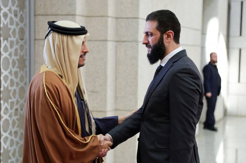 الشرع مستقبلاً محمد بن عبدالرحمن في دمشق (أ ف ب) 