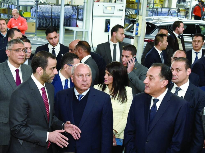 

 فهد الغانم مستعرضاً أمام رئيس الوزراء المصري مصطفى مدبولي شرحاً حول خط إنتاج «جيلي» بحضور الوزير والمشاط والنجار 