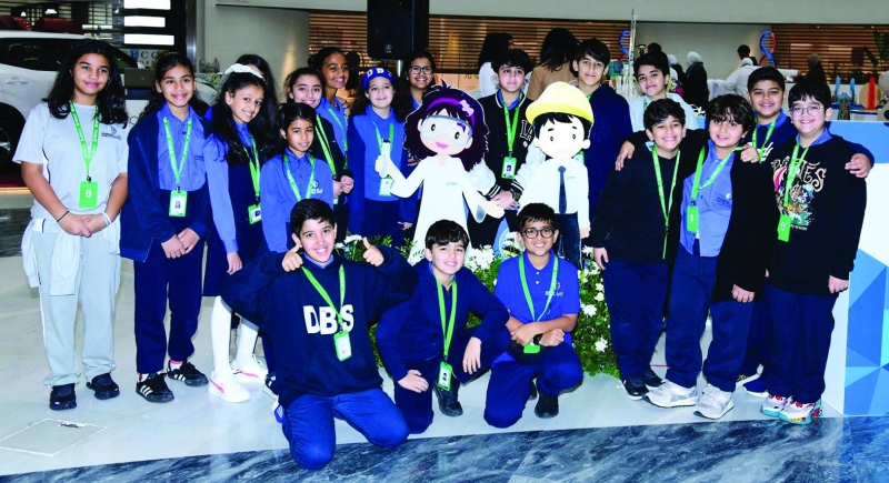 صورة جماعية للأطفال المشاركين بالمعرض