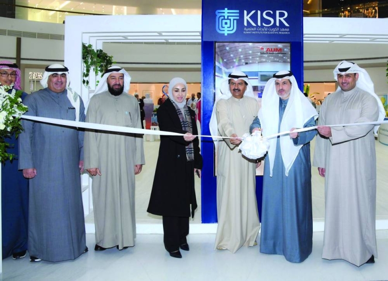 فيصل الحميدان يقص شريط افتتاح المعرض