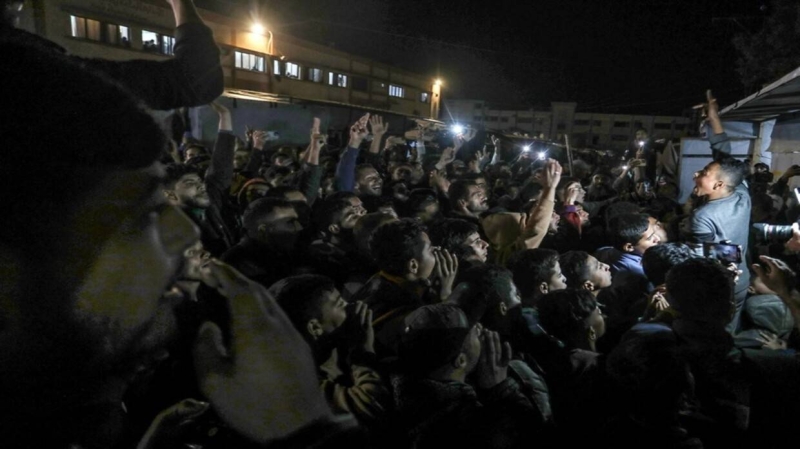 فلسطينيون يحتفلون بإعلان وقف إطلاق النار في غزة 