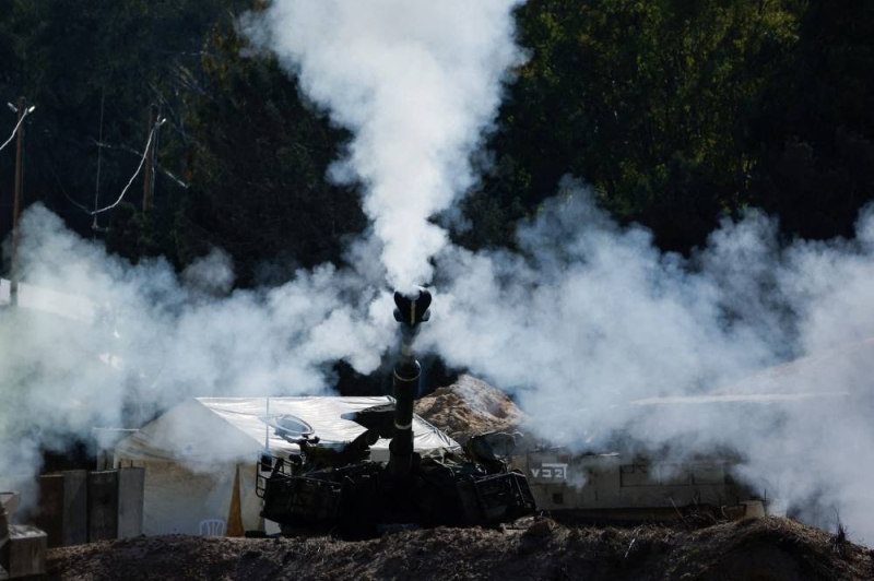 المدفعية الإسرائيلية تقصف غزة قبل ساعات من سريان الاتفاق (رويترز) 