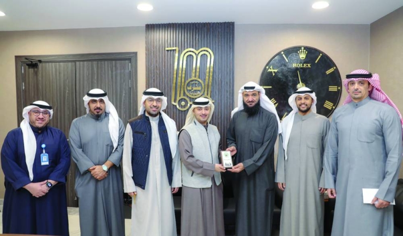 


رئيس وأعضاء تعاونية مشرف خلال تسليم شيك الزكاة 