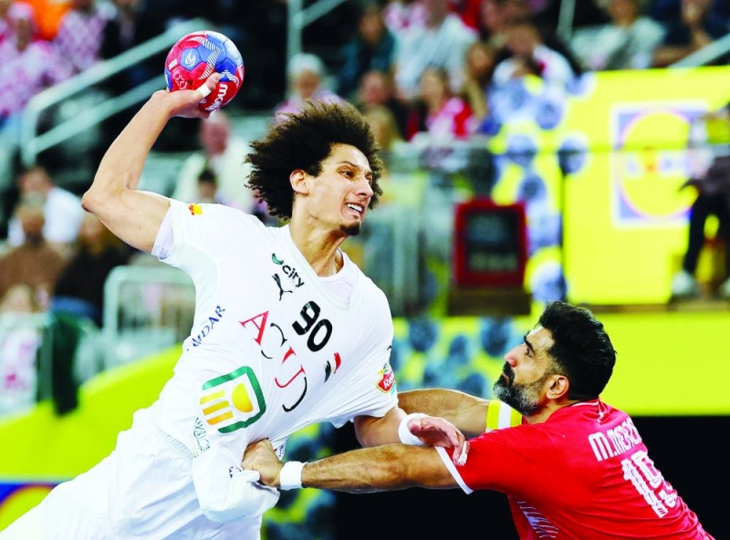 علي زين مصوباً على مرمى البحرين (رويترز)