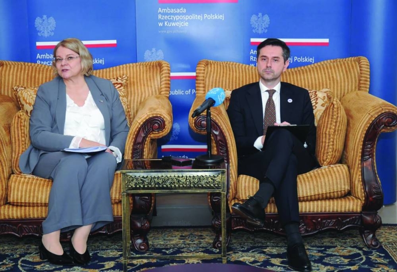 


سفيرة الاتحاد الأوروبي والسفير البولندي خلال المؤتمر الصحافي 