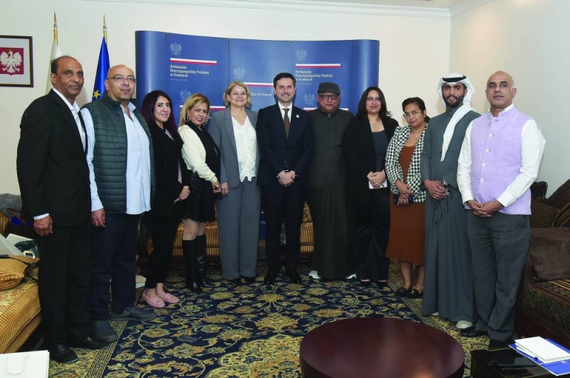 كوستينين وجوليوا يتوسطان الصحافيين على هامش المؤتمر