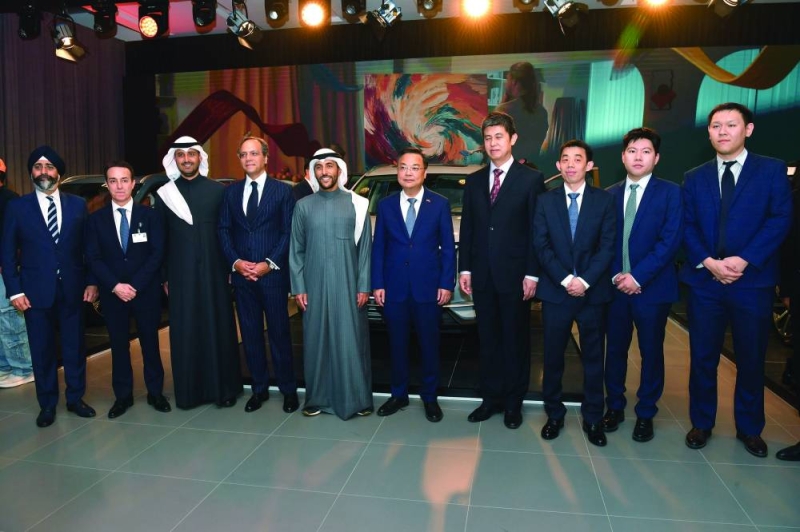 


طلال الملا وعماد فليحان وهشام فقيه وليوي تان وتشنغ تشي تشاو مع أعضاء الإدارة التنفيذية 