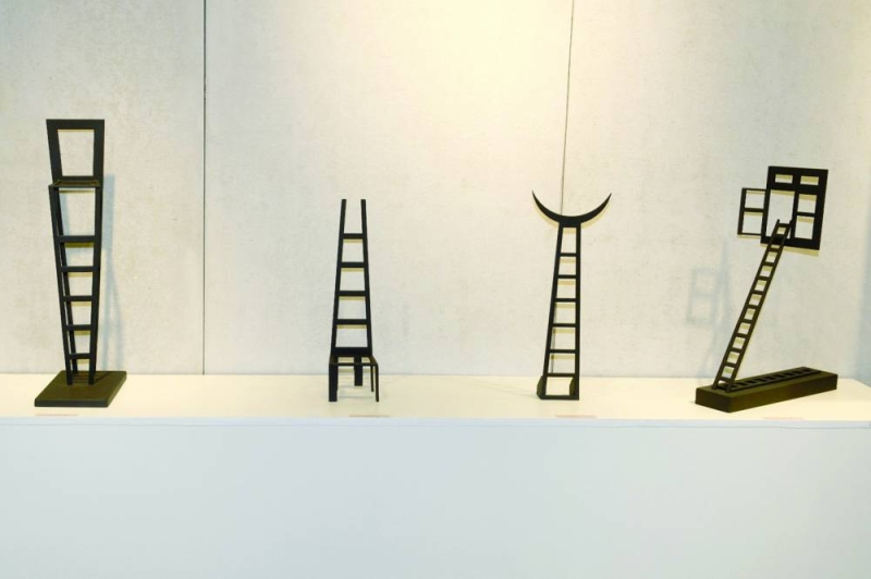 


أعمال تعبّر عن تحوّر الكرسي والشباك 