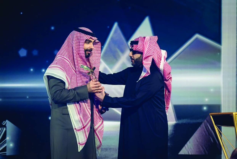 


آل الشيخ يسلّم تكريم بدر بن عبدالمحسن لابنه خالد 