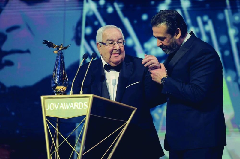 


كريم عبدالعزيز يقبّل يد والده 