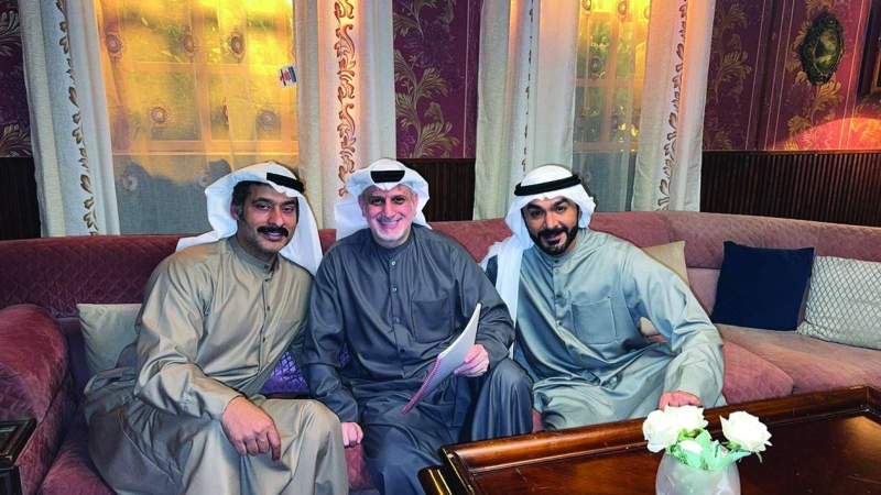 خالد العجيرب متوسطاً عبدالله بهمن وحسين المهدي