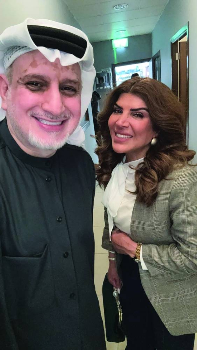 خالد العجيرب مع غدير السبتي في موقع التصوير 