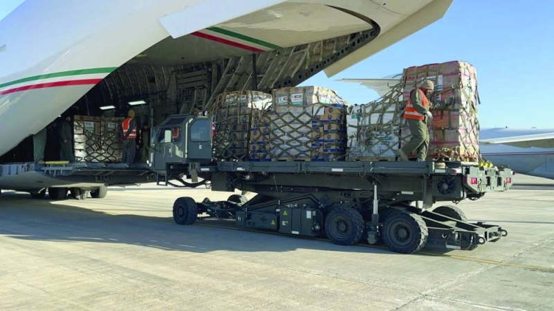 


المُساعدات الإغاثية تنقل إلى داخل الطائرة 