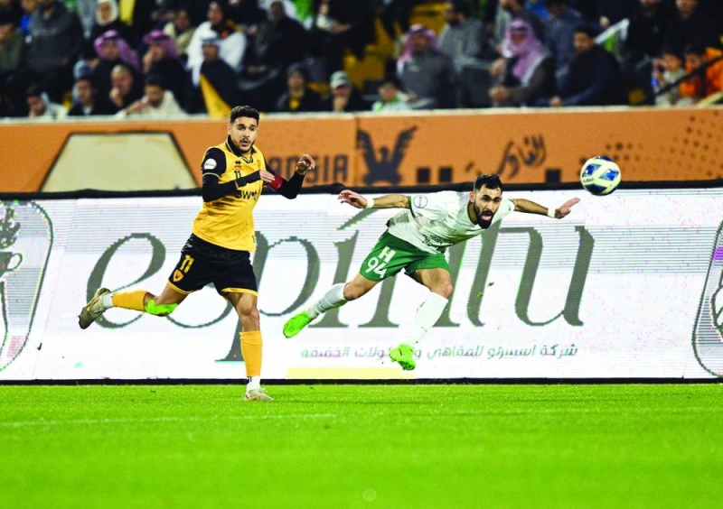 البحريني كُميل الأسود يسدد الكرة برأسه تحت أنظار عيد الرشيدي