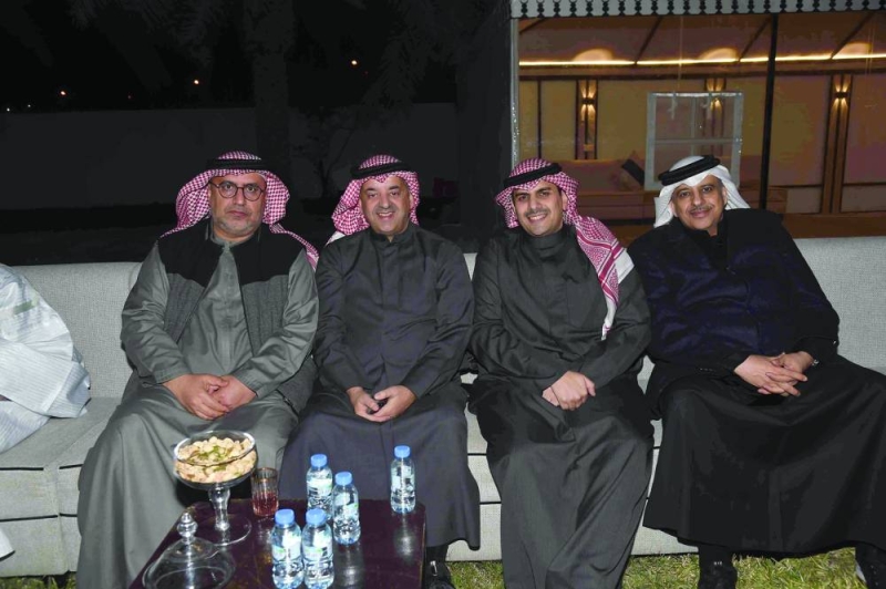 


جانب من الحضور مع سفير الإمارات 