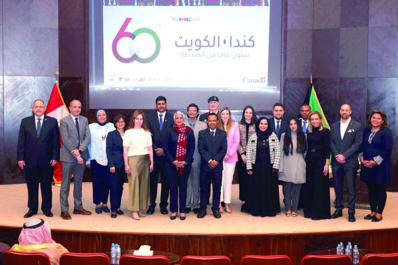 السفيرة مواني وعدد من المشاركين في الاحتفال