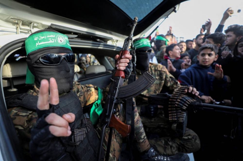 مُسلحون من «كتائب القسّام» ظهروا في اليوم الأول من الاتفاق في غزة (رويترز)