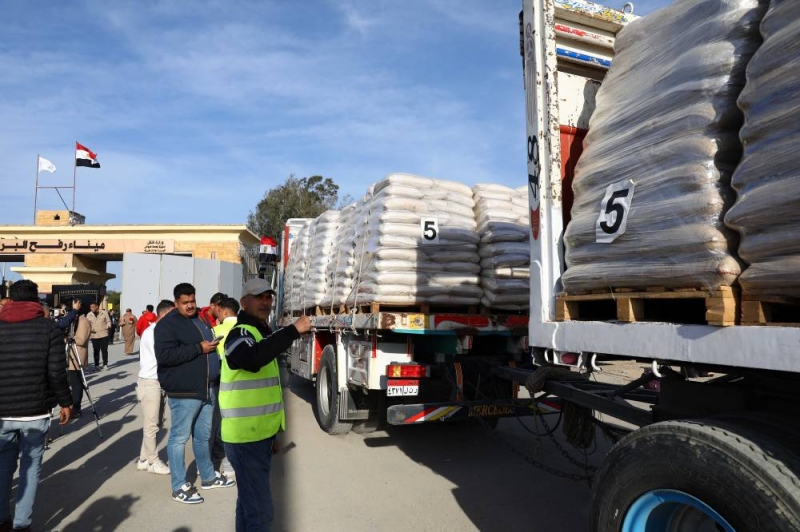 شاحنات المساعدات تستعد للعبور إلى غزة من معبر رفح (شينخوا)