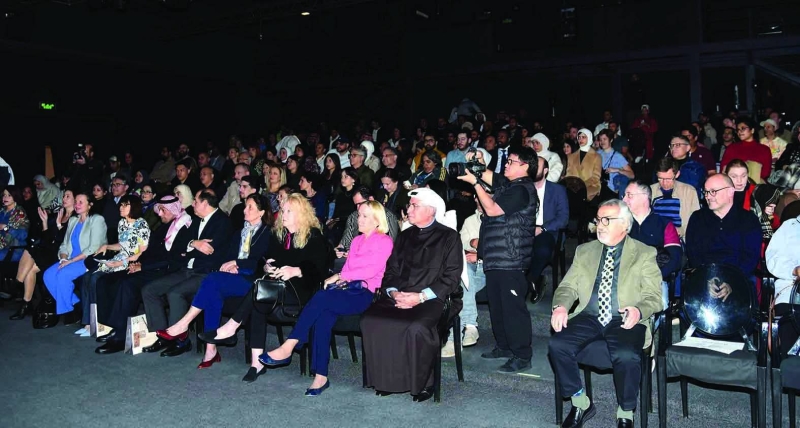 


الجمهور ينصت للأداء الموسيقي المميز 