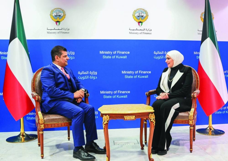 الوزيرة نورة الفصام متحدثة للزميل رضا السناري	(تصوير نايف العقلة)