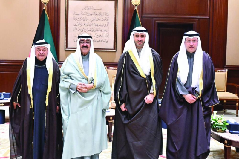 


سمو الأمير مستقبلاً الرومي والسعود والعيدان 