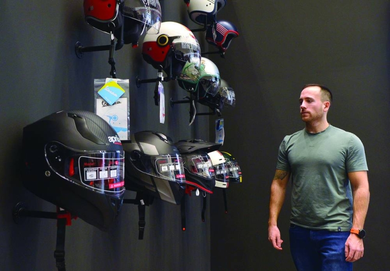 


قبعات الحماية التي تستخدم في رياضة الدرجات النارية 