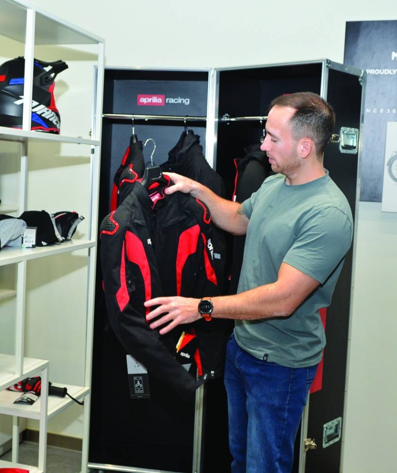 


قبازرد يستعرض سترة الدراجات النارية الموجودة في شركة (BNK Motion)

 