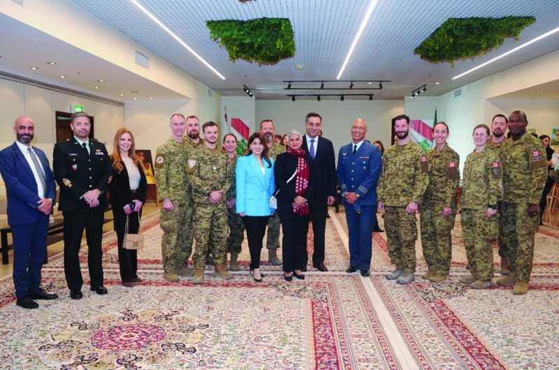 القائم بالأعمال أحمد عرفة والقنصل ميا العضم والسفيرة الكندية عليا مواني تتوسطان أفراداً من الجيش الكندي في الكويت