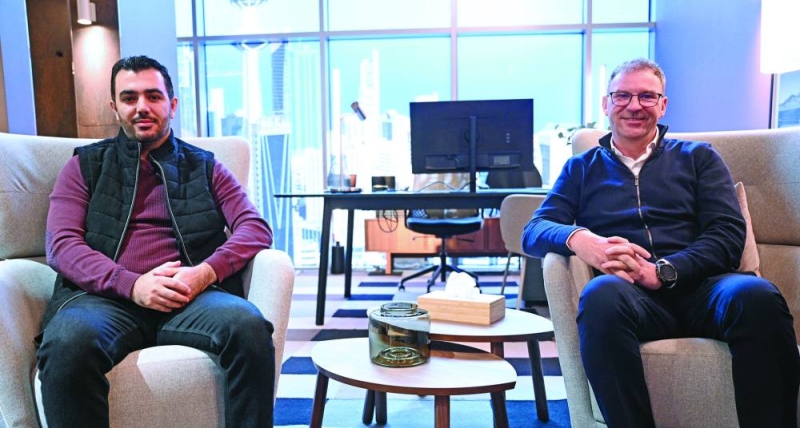 مارينو ماغانتو متحدثاً إلى الزميل علي قاسم (تصوير نايف العقلة)

