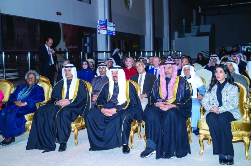 العبدالله يتوسط وزراء الخارجية والإعلام والأشغال ومديرة مؤسسة الكويت للتقدم العلمي