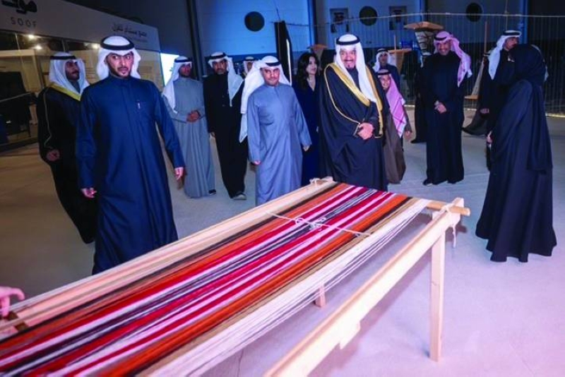 الاطلاع على آلية العمل في المصنع